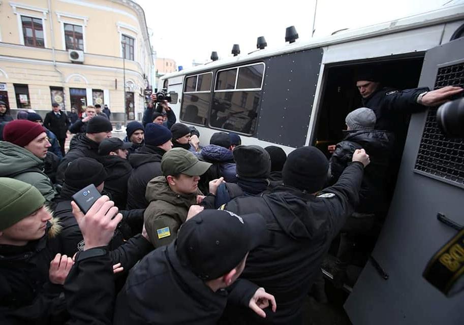 Перед митингом на Котрактовой площади задержали группу националистов. Фото: Сергей Мазур