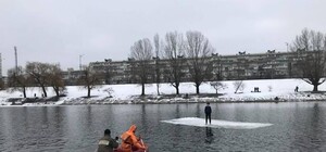 По Русановскому каналу на льдине плавал мальчик без куртки