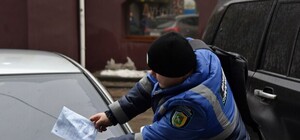 С видеорегистратором и планшетом: в Харькове появились инспекторы по парковке