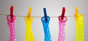 Презерватив с подсветкой: в Киеве появился памятник контрацептиву