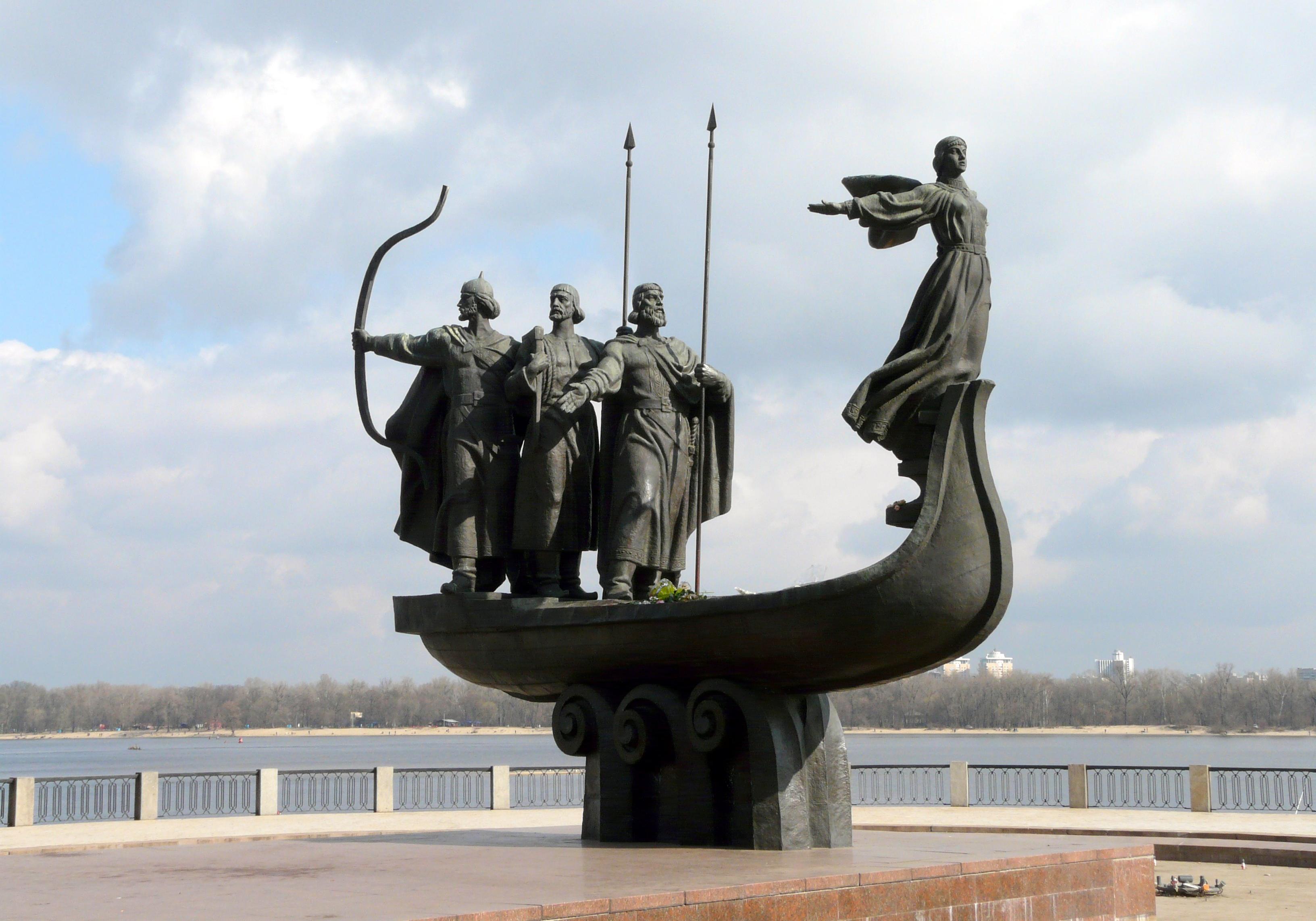 Вандалы повредили памятник основателям Киева. Фото: Википедия
