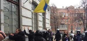 Националистам, штурмовавшим Подольское отделение полиции, сообщили о подозрении