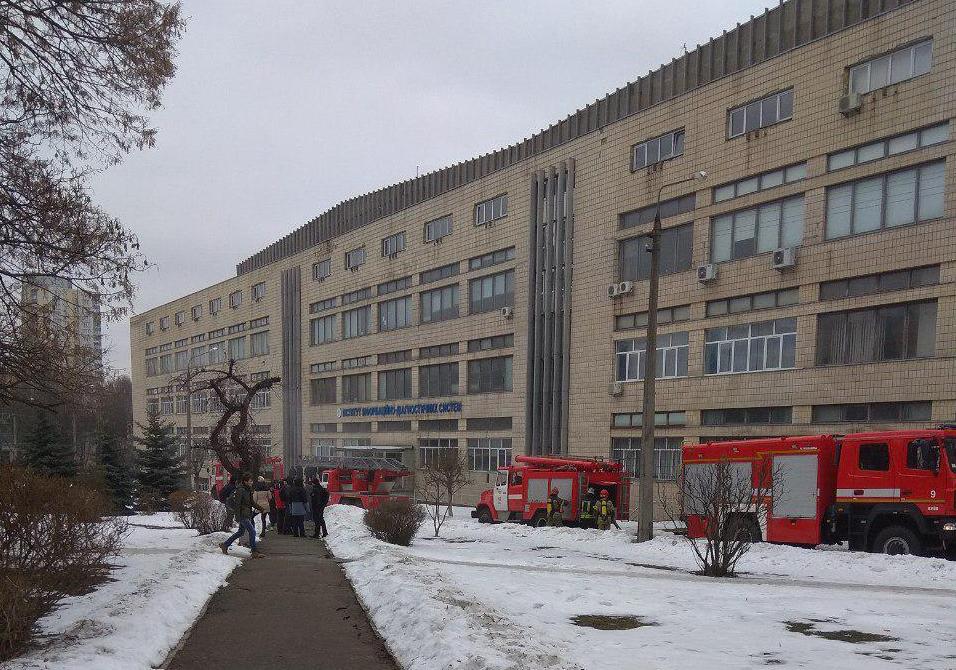 На цокольном этаже четырехэтажного корпуса университета случился пожар / t.me/kugutsky_kiev