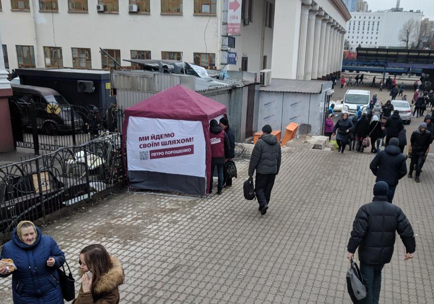 На мостике над путями начали начали появляться палатки. Фото: Андрей Андреев