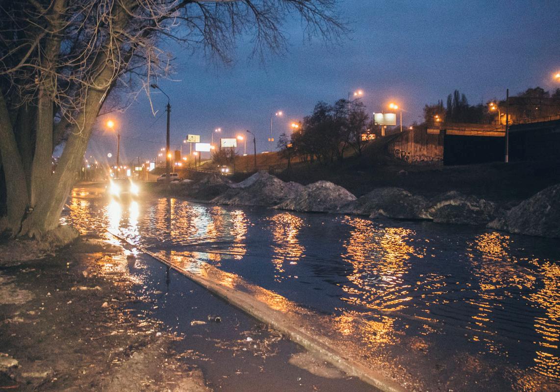В Киеве затопило Набережно-Крещатинскую улицу. Фото: Информатор 