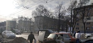 Троллейбусы остановились: на ХТЗ столкнулись легковушки