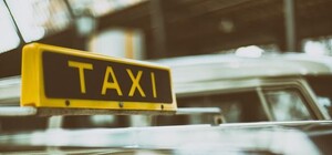 Насмотрелись боевиков: на Фестивальной пассажир напал на водителя такси и пытался угнать авто