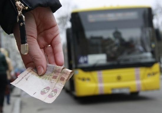 В Киеве льготникам будут выплачивать по 240 гривен на проезд в троллейбусах и автобусах
