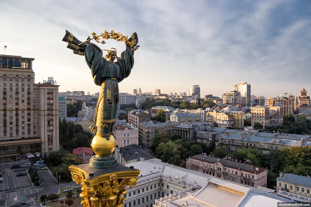 Новость - События - Получи ответ: почему посреди Майдана Незалежности стоит железный забор