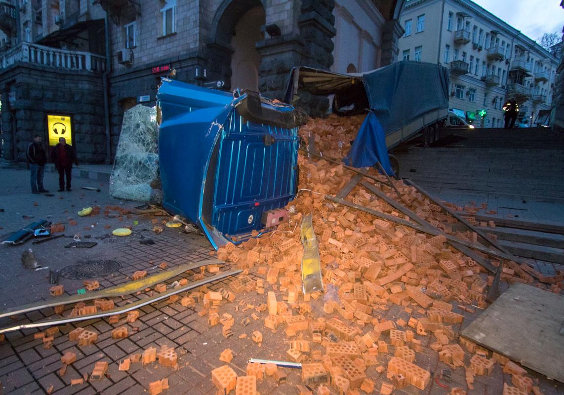 В Киеве на Крещатике опрокинулась фура с кирпичами. Фото "Информатор" 