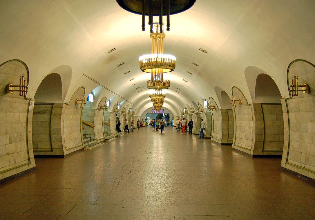 На станции "Площадь Льва Толстого" установили турникеты бесконтактной оплаты. Фото: Википедия