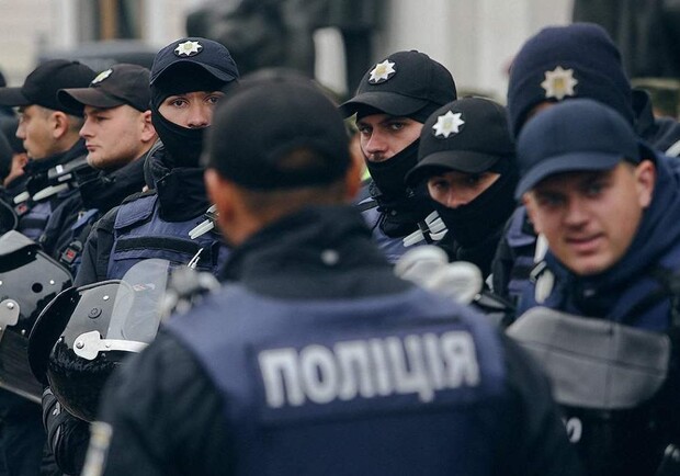 В Киеве полицейским пришлось останавливать пьяную женщину с оружием. Фото: Ведомости-Украина