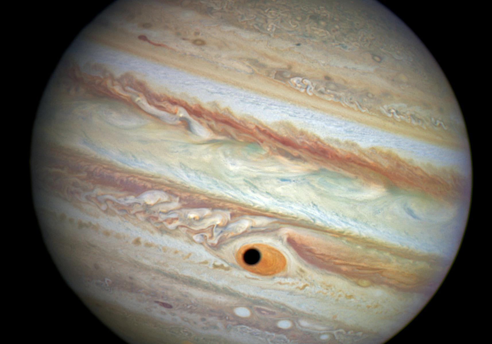 "Юнона" сфотографировала вблизи облака Юпитера