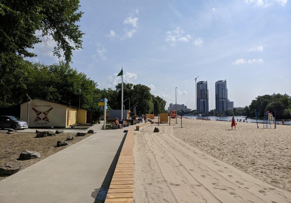 Киевские пляжи будут убирать 3 раза в день. Фото Vgorode