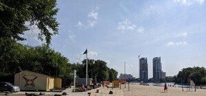 В Киеве ищут подрядчиков, которые будут убирать муниципальные пляжи 3 раза в день