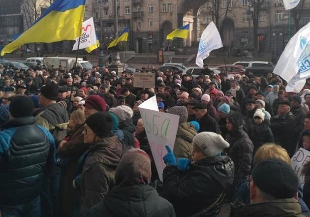 28 февраля утром Союз собственников жилья собрал митинг под КГГА с требованием снизить тарифы / Укринформ