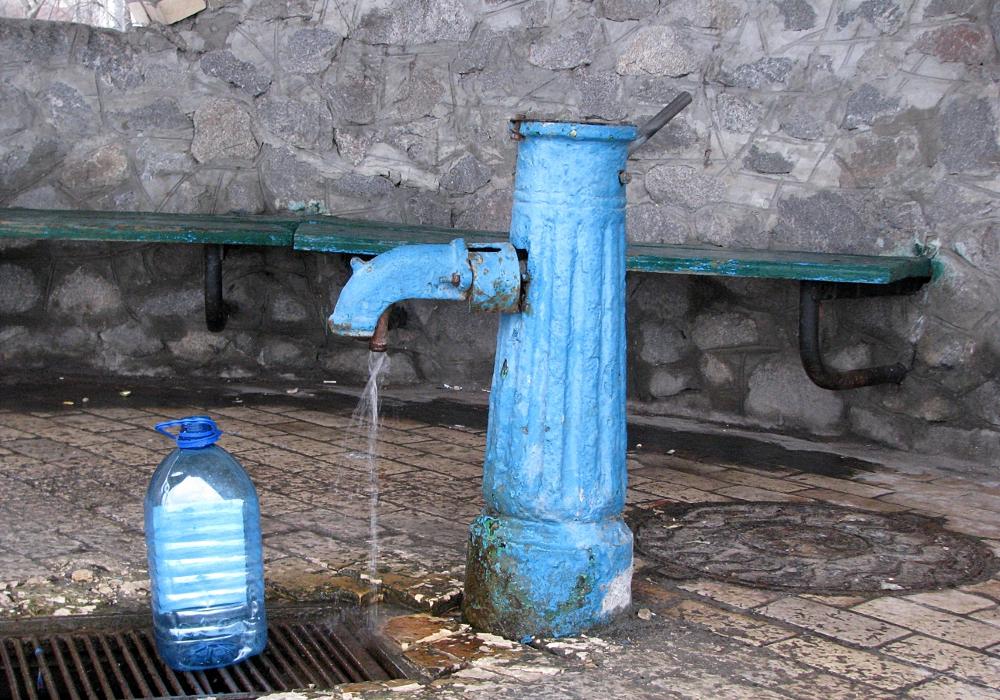 В Шевченковском и Голосеевском районах Киева бюветы отключены от водоснабжения
