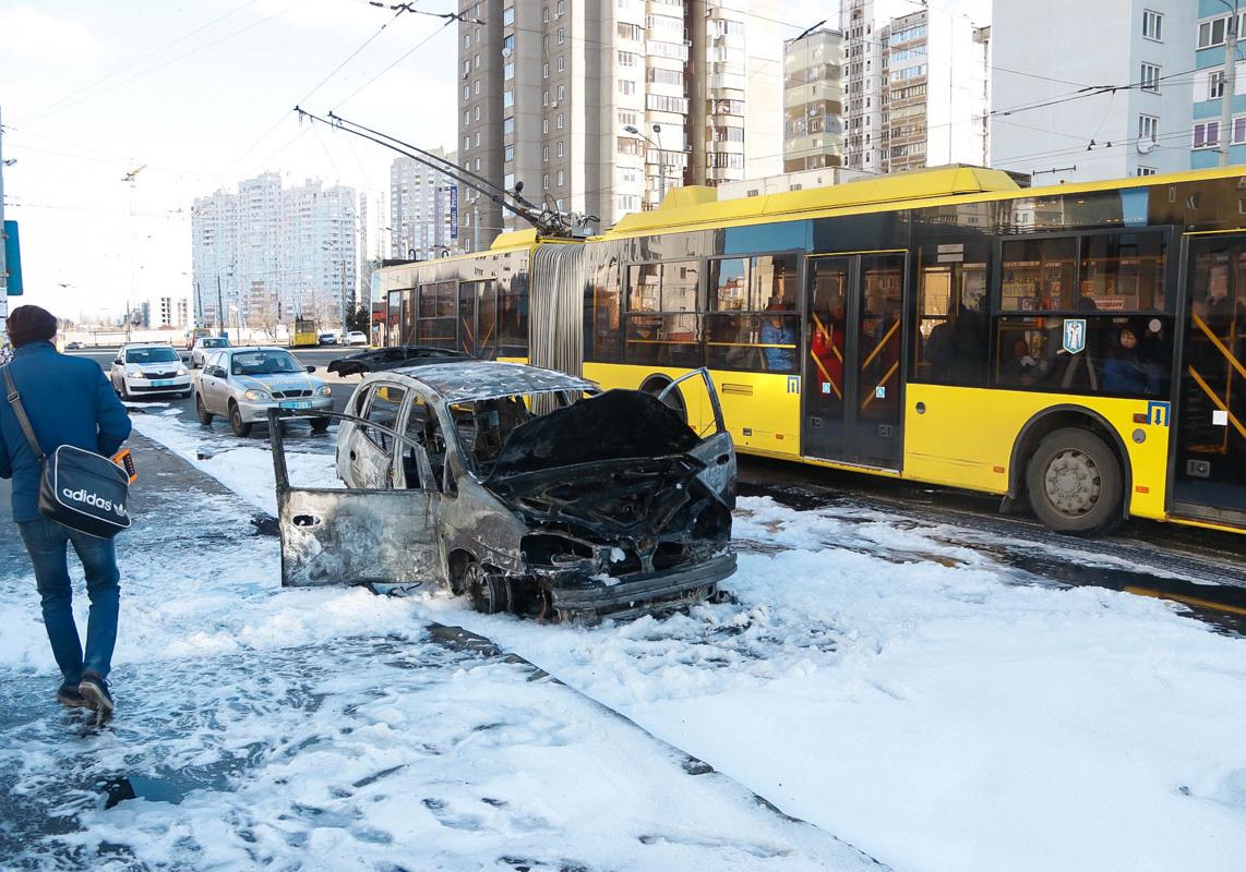 В Киеве на остановке взорвался автомобиль. Фото: "Информатор"
