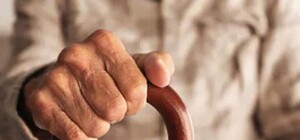 Издевались над дедушкой: полиция нашла школьниц, которые мучили старика