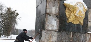 Три ночі поспіль у Львові валили 30-метрову стелу Монумента Слави: що буде на її місці