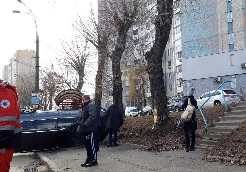 На проспекте Науки легковушка вылетела на остановку. Фото: dtp.kiev.ua