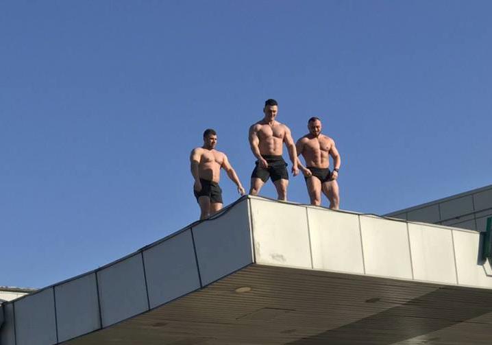 Накануне Международного женского дня трое раздетых мужчин-"качков" забрались на крышу входа в метро