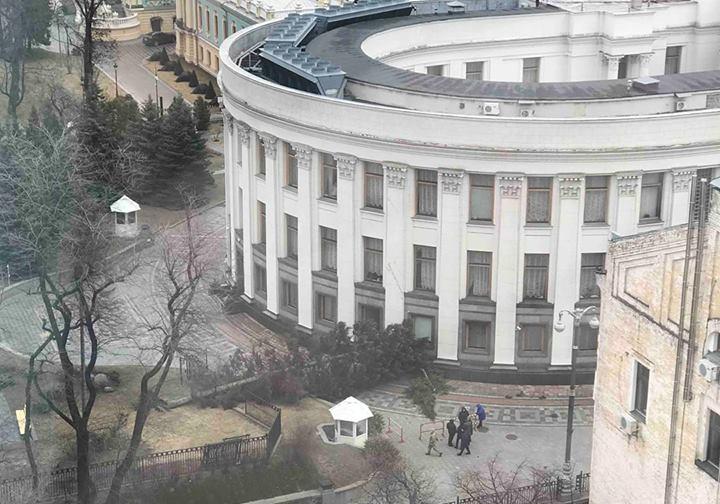 В Киеве на здание Верховной рады упала ель 