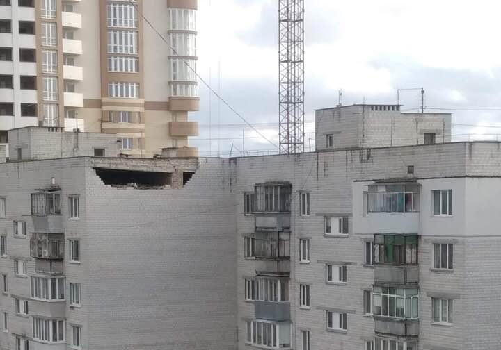 В Борисполе ветер разрушил часть дома 