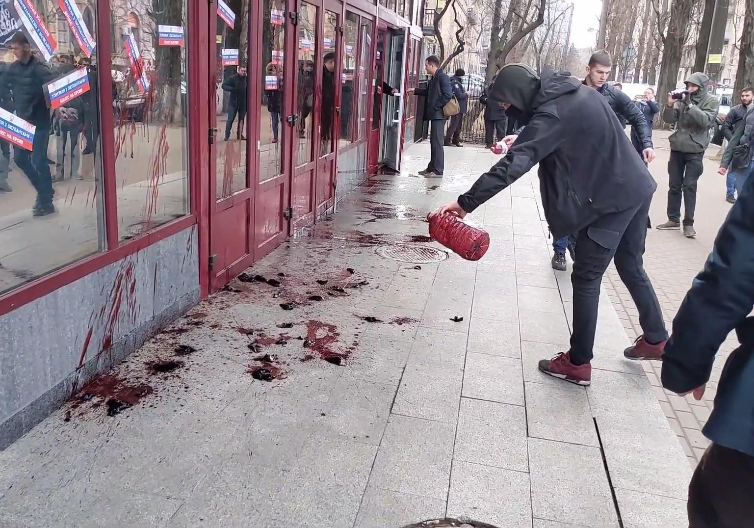 В Киеве здание НАБУ облили кровью. Кадр из видео