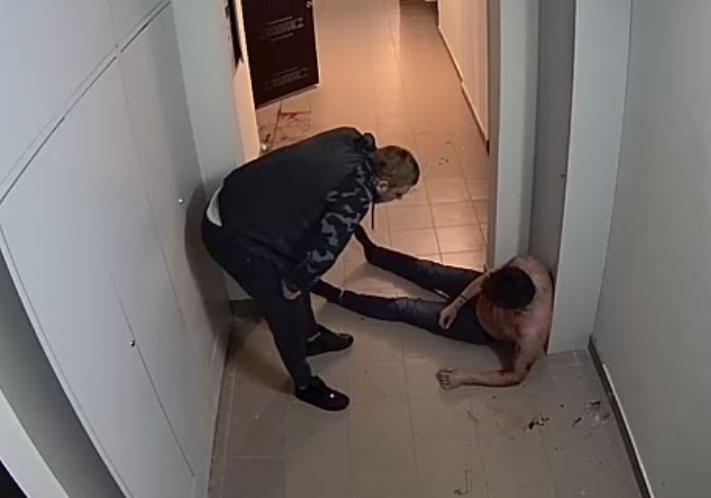 В Киеве мужчина избил соседа за громкую музыку видео 
