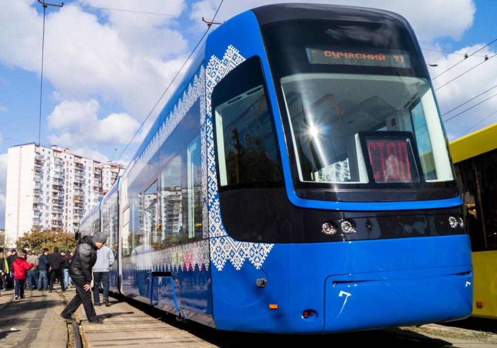В Киеве скоростной трамвай сошел с рельс 