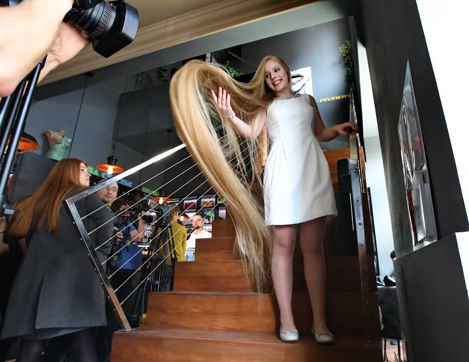 Киевская школьница стала рекордсменкой Украины по длине волос. 
Фото: Владимир Тарасов.