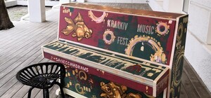 Возле метро и в ТРЦ: по Харькову установили 10 арт-пианино