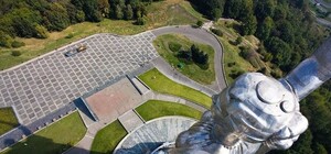 Сезон открыт: на Родине-Мать возобновила работу экстремальная смотровая площадка