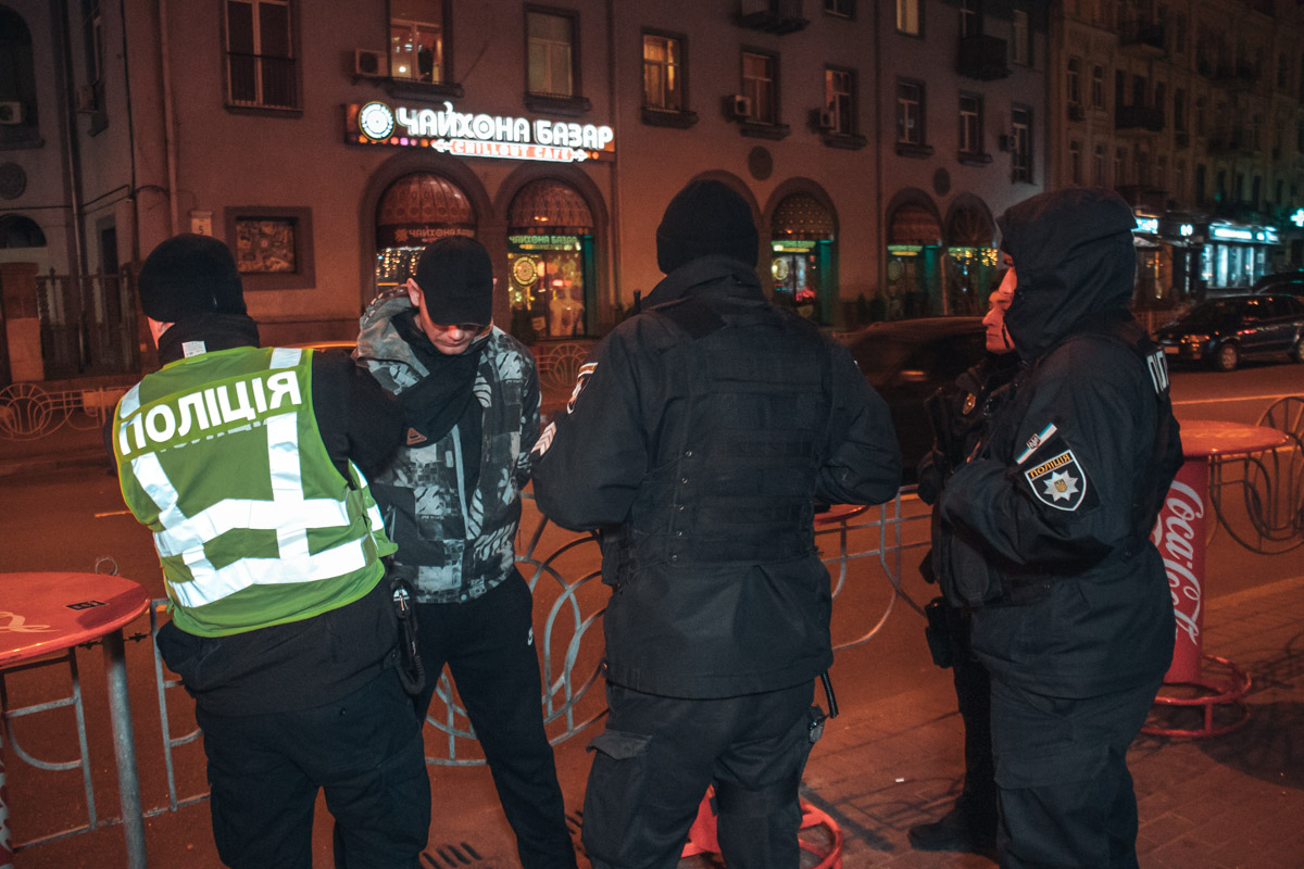 Новость - События - Угрожал пистолетом: в центре Киева произошла потасовка с пьяным мужчиной