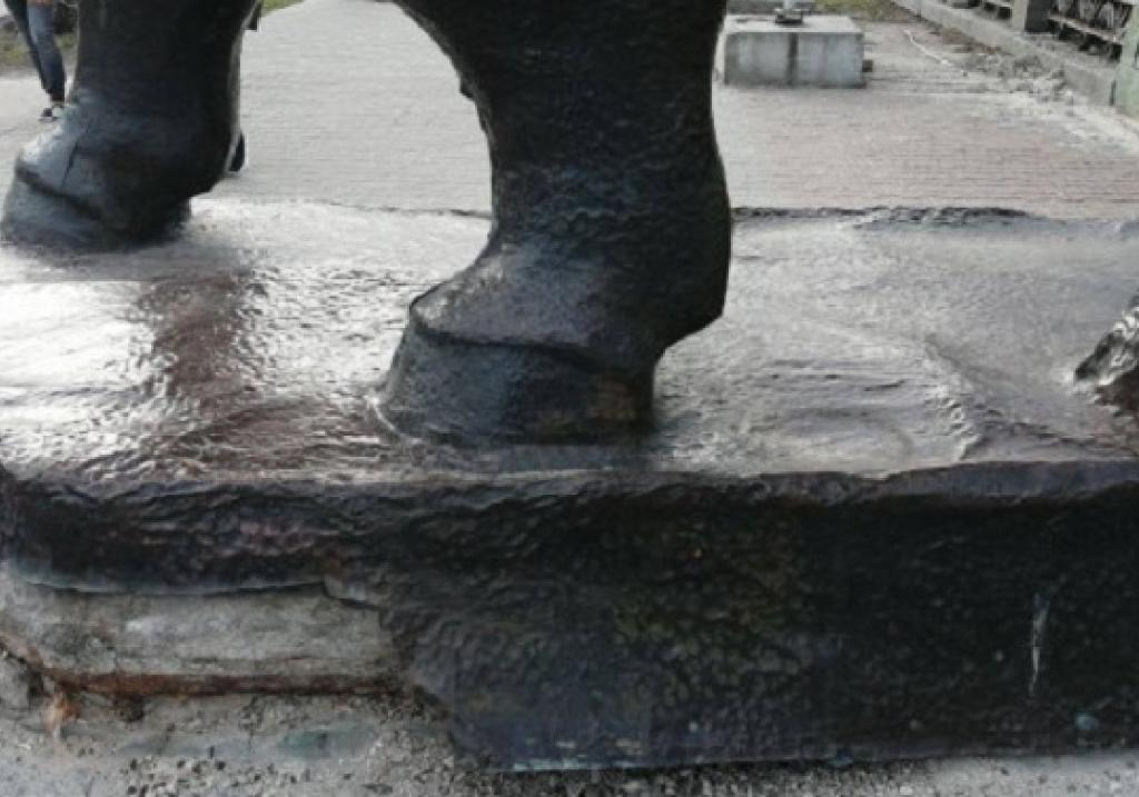 Вандалы срезали часть статуи бизона возле зоопарка 