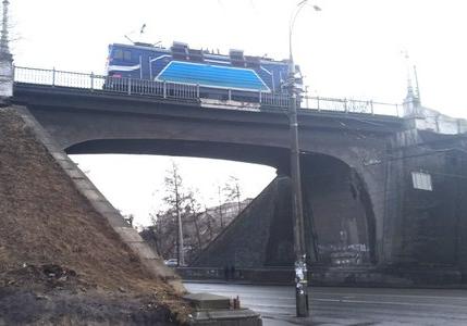 Новость - События - Он тоже устал: на Куреневке разваливается железнодорожный мост