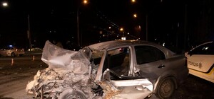 На улице Телиги легковушка на громадной скорости влетела в два авто и легковушку