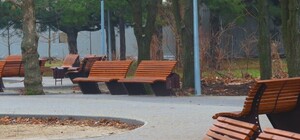 Вернули на место: в сквере на Бабурке восстановили сломанные лавочки