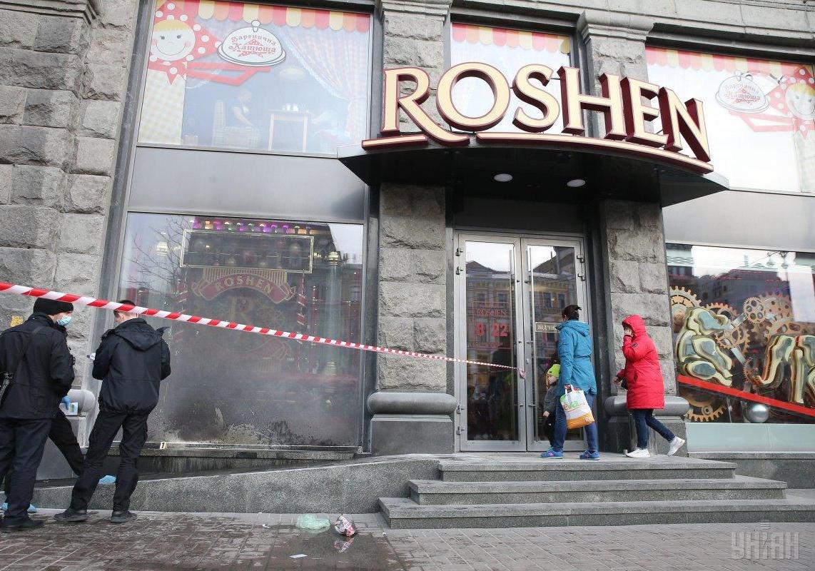 В Киеве неизвестный пытался поджечь магазин Roshen. Фото: УНИАН