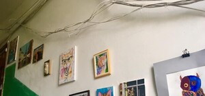 Полюбуйся: на Солнечном есть необычная картинная галерея в подъезде (фото)