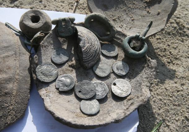 На Подоле нашли древние монеты. Фото: segodnya.ua