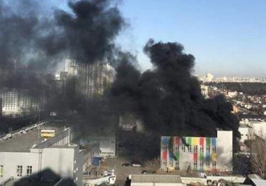 В Киеве возле метро "Бориспольская" вспыхнул пожар