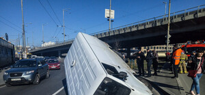 На Демеевской площади микроавтобус провалился в яму посреди дороги: что говорят в 