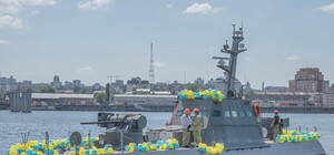 Плюс один: в Киеве на воду спустили новый бронекатер для военно-морских сил Украины