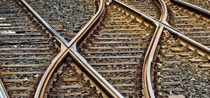 В Отрадном мужчина прыгнул с моста на трамвайные рельсы и разбился насмерть