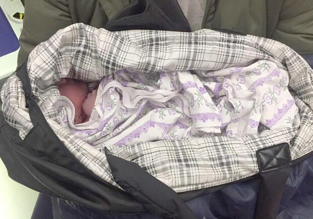 В Киеве мужчина нашел новорожденного на улице. Фото: Нацполиция