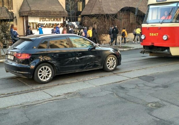 В Киеве на Подоле заблокировано движение трамваем 
