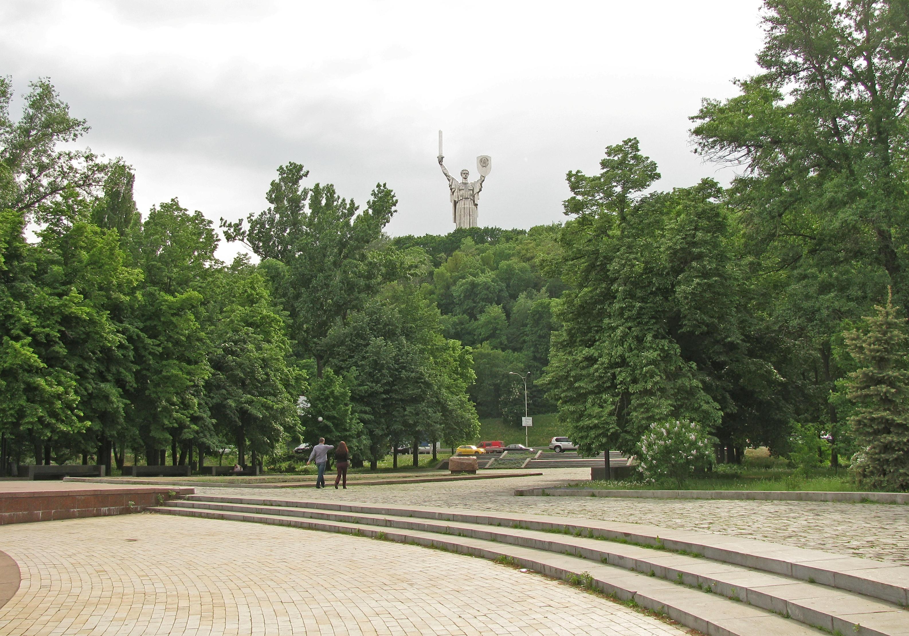 В Киеве пройдет весенняя уборка Старонаводницкой балки и Наводницкого парка 