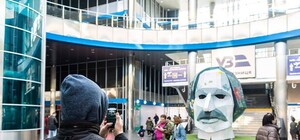 Получи ответ: почему на Южном вокзале появилась огромная голова Гоголя